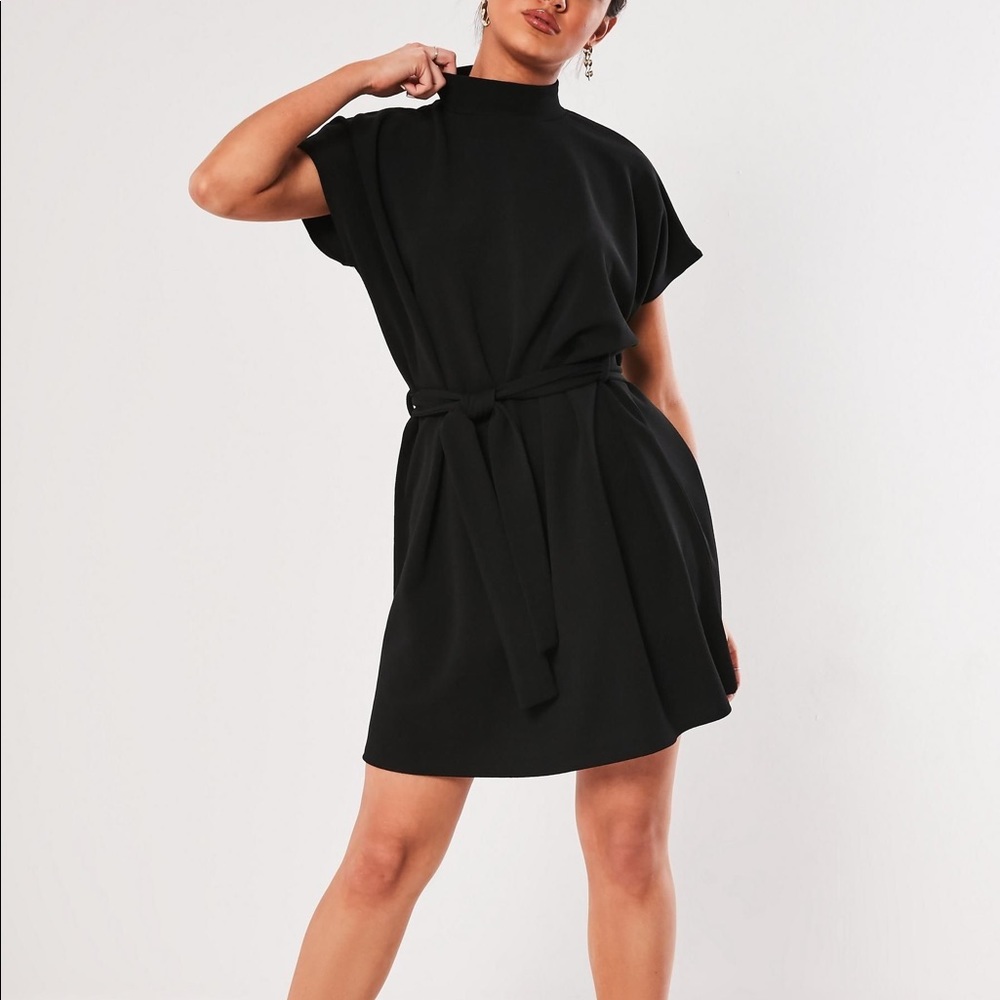 MISSGUIDED HIGH NECK TIE FRONT SHIFT DRESS